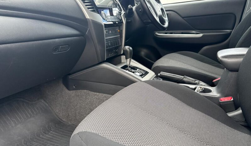 2022 Mitsubishi Triton Dc Glsb 4Wd 6At Black Edition full