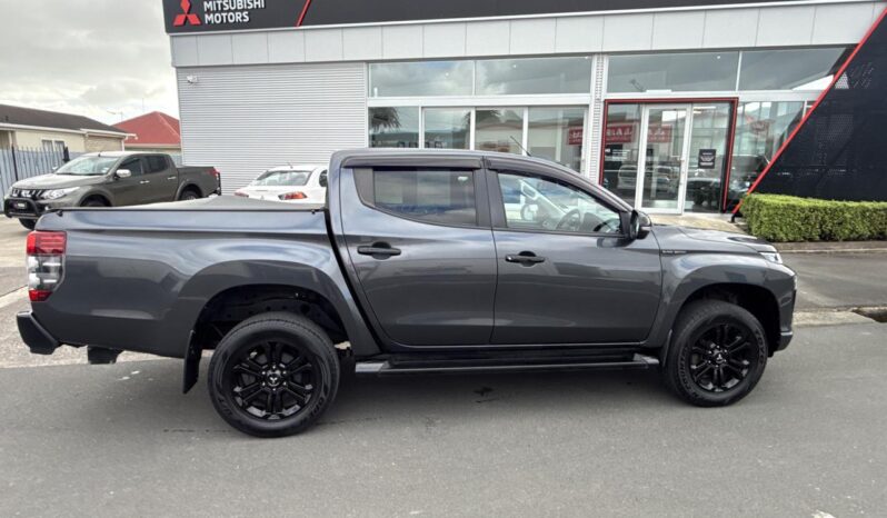 2022 Mitsubishi Triton Dc Glsb 4Wd 6At Black Edition full