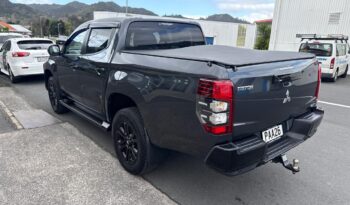 2022 Mitsubishi Triton Dc Glsb 4Wd 6At Black Edition full